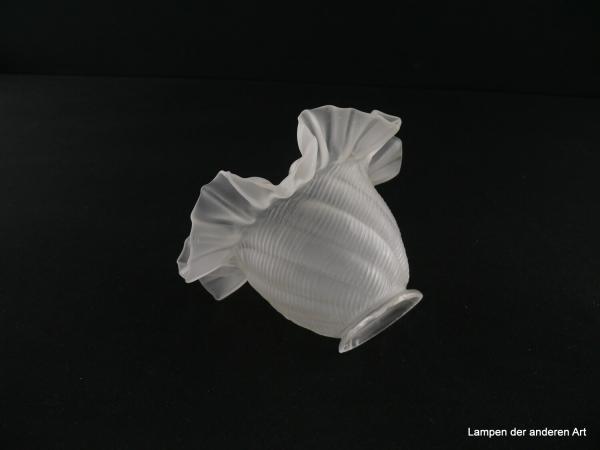 Jugendstil Lampenschirm gebraucht, Glas satiniert, steil abfallende reliefierte Wandung, diagonal verlaufende Verzierung, herstellungsbedingte Glaseinschlüsse vorhanden, Nostalgie Ersatzglas für alte Lampen, Griffrand 6cm, seitlich