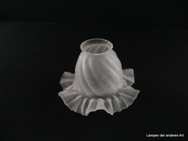 Jugendstil Lampenschirm gebraucht, Glas satiniert, steil abfallende reliefierte Wandung, diagonal verlaufende Verzierung, herstellungsbedingte Glaseinschlüsse vorhanden, Nostalgie Ersatzglas für alte Lampen D: ca. 16cm, H: ca. 10,5cm, Glashalter 6cm