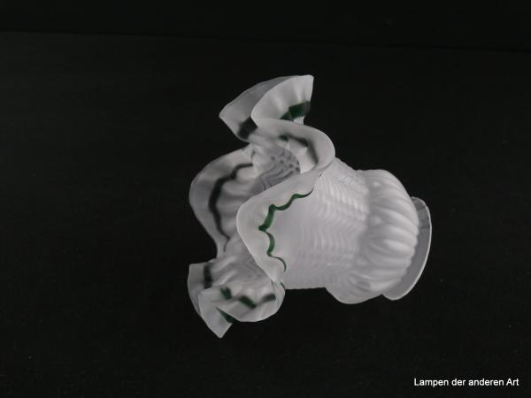 Jugendstil Lampenschirm gebraucht, floral geformter Glaskörper grau satiniert, Wandung in verschiedenen Oberflächenstrukturen, gewellter Rand, grüner Saum, Nostalgie Ersatzglas für alte Lampen, D: ca.14,5cm, H: ca.11cm, Griffrand 6cm, liegend