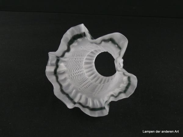 Jugendstil Lampenschirm gebraucht, floral geformter Glaskörper grau satiniert, Wandung in verschiedenen Oberflächenstrukturen, gewellter Rand, grüner Saum, Nostalgie Ersatzglas für alte Lampen,  Glashalterand 6cm, von unten