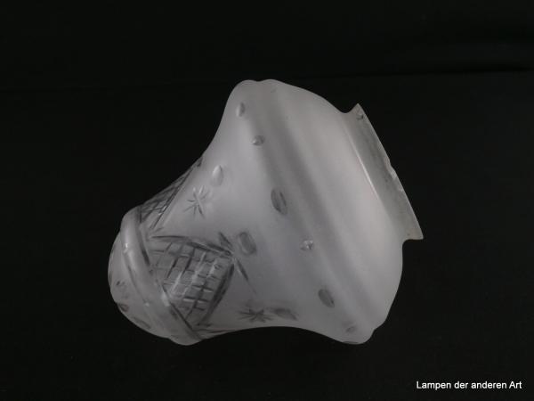 Jugendstil Lampenschirm gebraucht, Glas satiniert, umlaufendes Muster Schliff, geometrische Formen, Sterne, Oliven, konisch verjüngender Körper, final Strahlenschliff, Ersatzglas, Nostalgieglas D: ca.14cm, H: ca.16cm, Glashalterand Griffrand 8cm, liegend