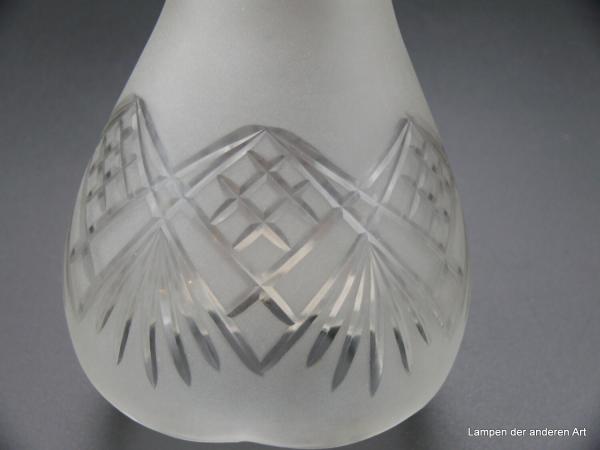Jugendstil Lampenschirm gebraucht, Klarglas satiniert, anschwellender Körper, umlaufender Kerbschliff als geometrische Formen und Fächer, eingezogener gewellter Rand, Nostalgieglas D: 10cm, H: 13cm, Griffrand 6cm Detail Dekor