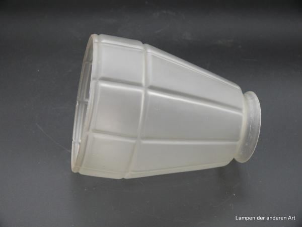 Jugendstil Lampenschirm gebraucht, satiniert grau, durch ins Glas gezogene Rillen in geometrische Formen aufgeteilte Wandung, im unteren Drittel abgeknickt und durch horizontale Rille unterbrochen, antikes Ersatzglas D: 10cm, H: 13cm,Griffrand 6cm liegend