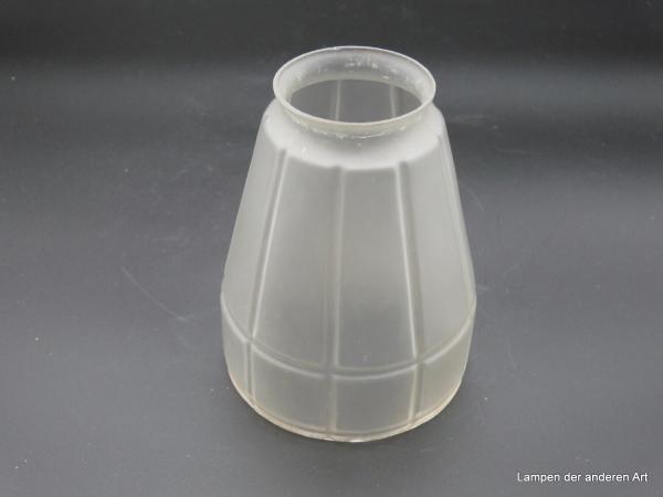 Jugendstil Lampenschirm gebraucht, satiniert grau, durch ins Glas gezogene Rillen in geometrische Formen aufgeteilte Wandung, im unteren Drittel abgeknickt und durch horizontale Rille unterbrochen, antikes Ersatzglas D: 10cm, H: 13cm, Griffrand 6cm