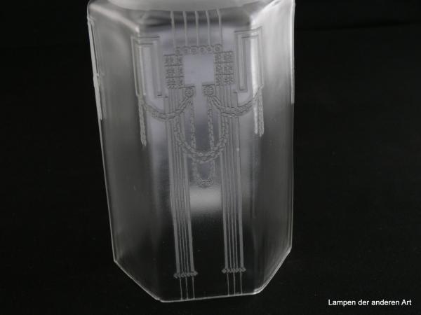 Jugendstil Lampenschirm gebraucht, Glas grau satiniert, sechsfach gekantete Wandung, satinierter Grund, Ätzdekor Lorbeergirlanden an Säulenportal, Nostalgie Ersatzglas für alte Lampen, D: ca.10cm, H: ca. 15cm, Glashalter Griffrand 8cm, Detail Dekor