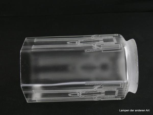 Jugendstil Lampenschirm gebraucht, Glas grau satiniert, sechsfach gekantete Wandung, satinierter Grund, Ätzdekor Lorbeergirlanden an Säulenportal, Nostalgie Ersatzglas für alte Lampen, D: ca.10cm, H: ca. 15cm, Glashalter Griffrand 8cm, liegend
