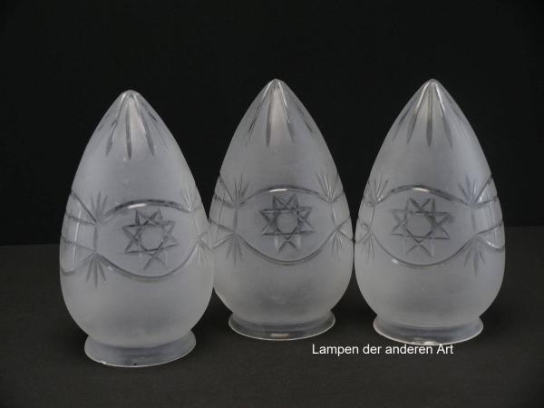 Jugendstil Lampenschirm gebraucht, im 3-er Set, Klarglas satiniert, Zapfenform, Wandungsmitte umlaufendes Schmuckband mit geschliffenen Ornamenten, Oktagrame und Quadrate im Wechsel, umschlossen von geschwungenen Linien in Keilschliff, final Sternschliff