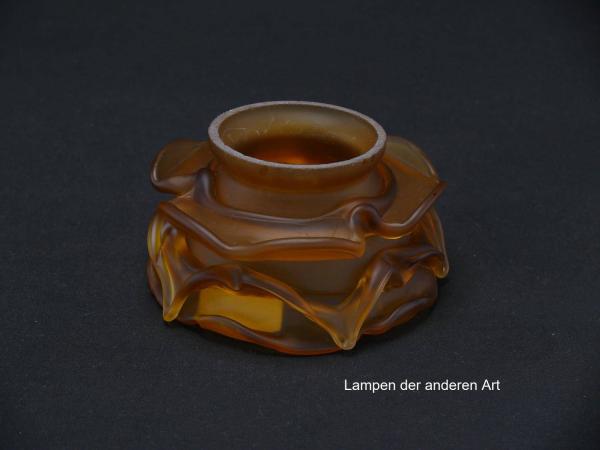 Jugendstil Lampenschirm gebraucht, Glas, Form einer Rosenblüte goldsatiniert, 3-fach gestuft, versetzt angordnete Blütenblätter, Griffrand Glashalter Ø 6cm