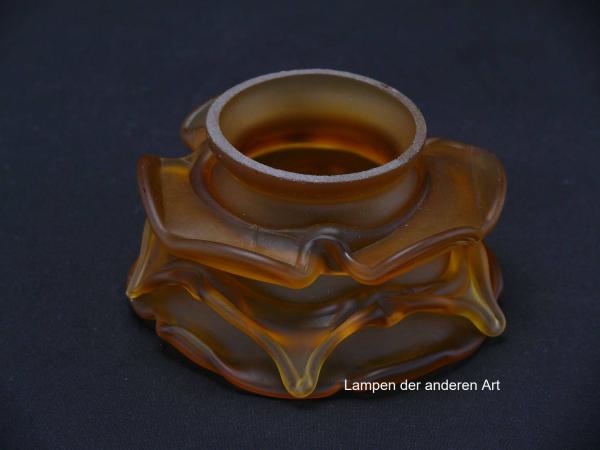 Jugendstil Lampenschirm gebraucht, Glas, Form einer Rosenblüte, goldsatiniert, 3-fach gestuft, versetzt angordnete Blütenblätter, Griffrand Glashalter Ø 6cm