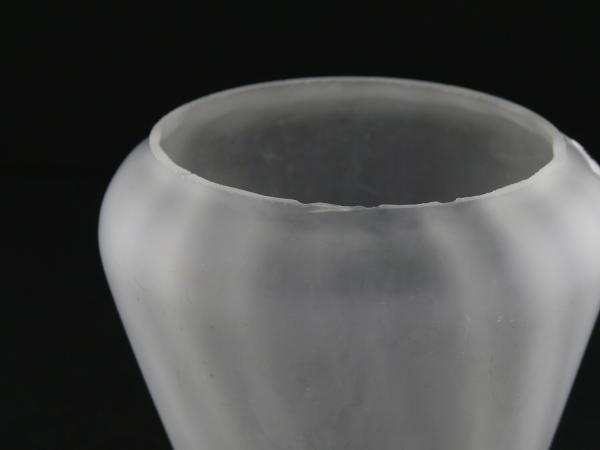 Jugendstil Lampenschirm gebraucht, satiniertes Glas, leichte Längsstruktur  Nostalgie Ersatzschirm D: 11,5cm, H: 12cm, Glashalter Griffrand 6cm, kleiner Chip am Rand, stört aber nicht