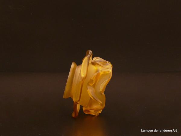 Jugendstil Lampenschirm gebraucht, Glas, Rosenblüte goldsatiniert, 3-fach gestuft, versetzt angeordnete gerundete Blütenblätter, D: 11cm, H: 6cm, Griffrand: 6cm liegend