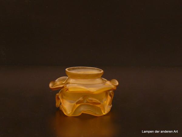 Jugendstil Lampenschirm gebraucht, Glas, Rosenblüte goldsatiniert, 3-fach gestuft, versetzt angeordnete gerundete Blütenblätter, D: 11cm, H: 6cm, Griffrand: 6cm