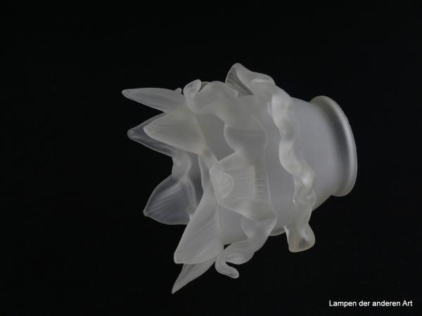 Jugendstil Lampenschirm gebraucht, satiniertes Glas, Form einer Rosenblüte, 3-fach gestuft, versetzt angordnete spitz zulaufende Blütenblätter, Ersatzschirm für Nostalgielampen, D: ca.11cm H: ca.10cm, Glashalter Griffrand 6cm, liegend