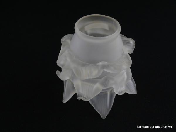 Jugendstil Lampenschirm gebraucht, satiniertes Glas, Form einer Rosenblüte, 3-fach gestuft, versetzt angordnete spitz zulaufende Blütenblätter, Ersatzschirm für Nostalgielampen, D: ca.11cm H: ca.10cm, Glashalter Griffrand 6cm