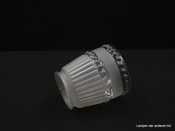 Jugendstil Lampenschirm gebraucht, leicht konisch geweitet, Glas stumpf satiniert, unterbrochen durch zwei umlaufende Noppenbänder in Klarglas, obere Wandung vertikal gerieft, Nostalgieglas D: 11cm, H: 12cm, Griffrand 8cm liegend