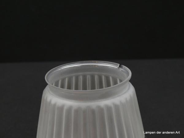 Jugendstil Lampenschirm gebraucht, leicht konisch geweitet, Glas stumpf satiniert, unterbrochen durch zwei umlaufende Noppenbänder in Klarglas, obere Wandung vertikal gerieft, Nostalgieglas D: 11cm, H: 12cm, Griffrand 8cm, Detail Beschädigung Griffrand