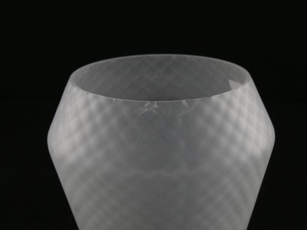 Jugendstil Lampenschirm gebraucht, Glas, satinierte Oberfläche, Wabenstruktur, geweiteter Zylinder mit eingezogenem Rand, Nostalgie Ersatzschirm D: 11cm, H: 12cm, Glashalter Griffrand 6cm, kleine Chips am unteren Rand Detail
