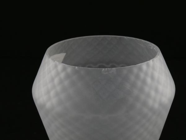 Jugendstil Lampenschirm gebraucht, Glas, satinierte Oberfläche, Wabenstruktur, geweiteter Zylinder mit eingezogenem Rand, Nostalgie Ersatzschirm D: 11cm, H: 12cm, Glashalter Griffrand 6cm, kleine Chips am unteren Rand