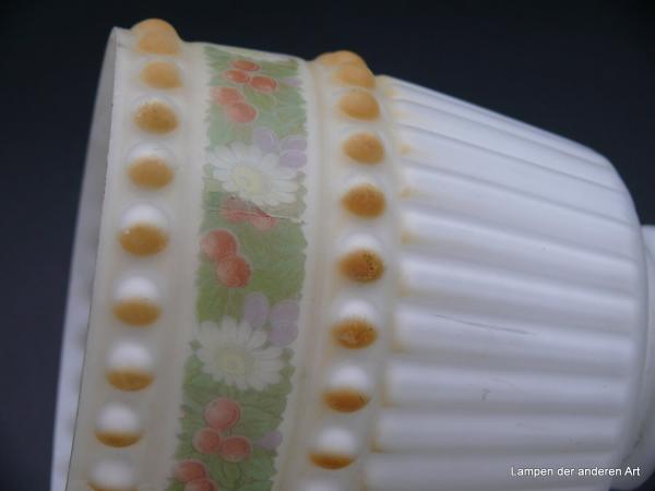 Jugendstil Lampenschirm gebraucht, Glas satiniert weiß, obere Wandungszone vertikal gerippt, in der unteren Wandungszone zwei umlaufende reliefierte Bordüren mit Kugelnoppen ocker bemalt, dazwischen Blumengirlande, D: 11cm, H: 12cm, Griffrand 6cm Detail