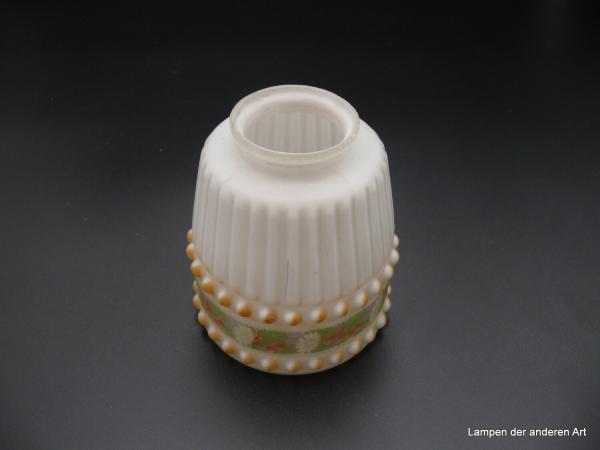 Jugendstil Lampenschirm gebraucht, Glas satiniert weiß, obere Wandungszone vertikal gerippt, in der unteren Wandungszone zwei umlaufende reliefierte Bordüren mit Kugelnoppen ocker bemalt, dazwischen Blumengirlande, D: 11cm, H: 12cm, Griffrand 6cm
