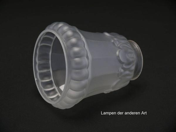 Jugendstil Lampenschirm gebraucht, Glas satiniert, zylindrischer Körper, zart gekantet, unterhalb der Schulter erhabenes Dekor, abgesetzter eingezogener unterer Rand, Nostalgieglas, antiker Ersatzschirm, D:  ca.11cm, H: ca.13cm, Glashalter 6cm, seitlich