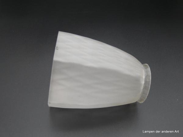 Jugendstil Lampenschirm gebraucht, satiniert grau, sechsfach gekanteter Glaskörper, Dekor langgezogene Rauten im leicht reliefierten Grund, Ersatzglas D: 11cm, H: 13cm, Griffrand 6cm liegend
