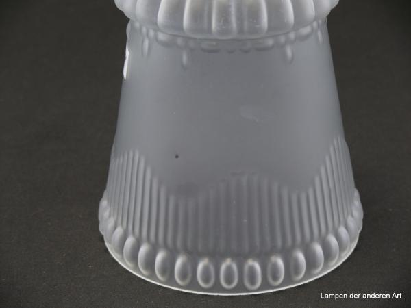 Jugendstil Lampenschirm gebraucht, antik, Glas grau satiniert, ausgearbeitete Schulter, übergehend in leicht geweiteten geraden Zylinder, olivenförmige Einkerbungen im unterern Rand, Nostalgie Ersatzglas, Detail schwarzer Punkt im Glas