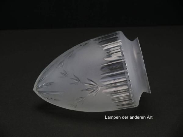 antikes Glas satiniert, Zapfe, Wandung an der Schulter mit Keilschliff verziert, mittig stilisierte Zweige geschliffen, Spitze Strahlenschliff, Ersatzschirm, Griff 8cm, liegend