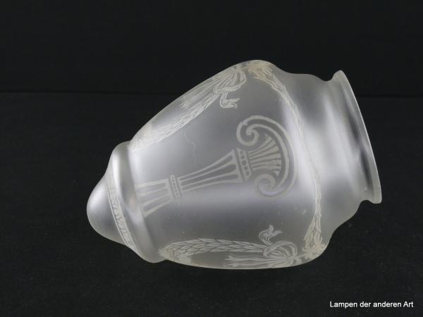 Jugendstil Lampenschirm gebraucht, Klarglas satiniert, Zapfenform einmal gestuft, Dekor zeittypische geätzte Motive in zweifachem Rapport, Nostalgieglas, Ersatzschirm, D: 11cm, H: 16cm, Glashalter Griffrand 8cm, liegend