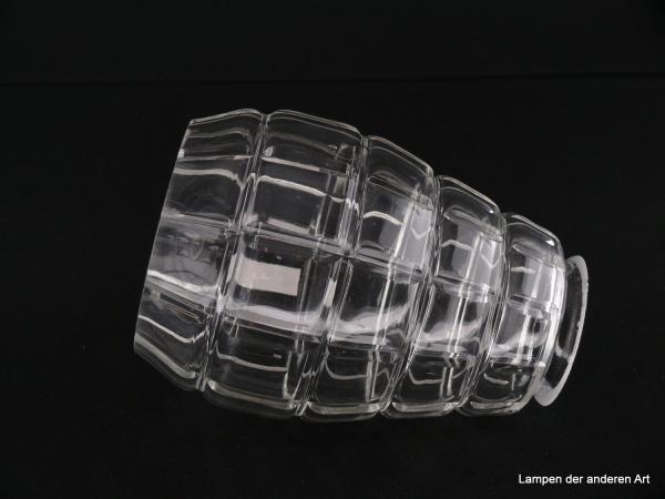 Art Deco Lampenschirm gebraucht, Klarglas, anschwellender Körper, unterer Rand eingezogen, Oberfläche Prismen geschliffen, Nostalgie Ersatzglas D: ca.11cm H: ca.16cm, Glashalter Griffrand 6cm, liegend