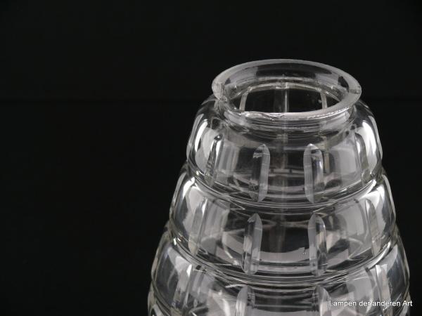 Art Deco Lampenschirm gebraucht, Klarglas, anschwellender Körper, unterer Rand eingezogen, Oberfläche Prismen geschliffen, Nostalgie Ersatzglas D: ca.11cm H: ca.16cm, Glashalter Griffrand 6cm, Beschädigung am Griffrand