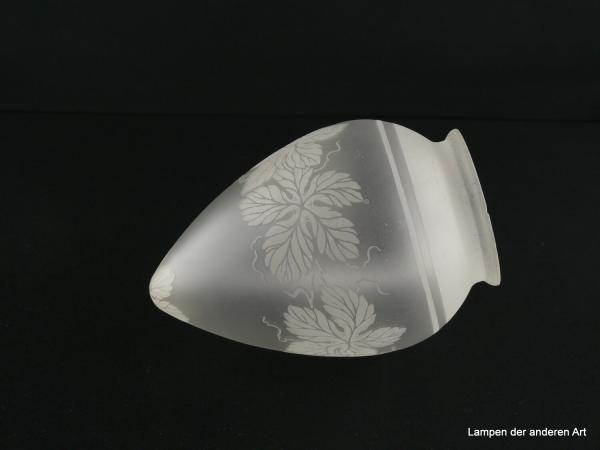 3-er Set Jugendstil Lampenschirm gebraucht, Glas grau satiniert, spitz zulaufende Zapfe, Spitze und Teile der Wandung mit geätzten Weinblättern und Ranktrieben dekoriert, Nostalgie Ersatzschirm D: ca.11cm, H: ca.17cm, Glashalter Griffrand 8cm, liegend