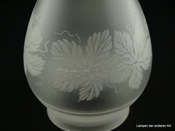 3-er Set Jugendstil Lampenschirm gebraucht, Glas grau satiniert, spitz zulaufende Zapfe, Spitze und Teile der Wandung mit geätzten Weinblättern und Ranktrieben dekoriert, Nostalgie Ersatzschirm, Griffrand 8cm, Detail Ätzung Weinlaub