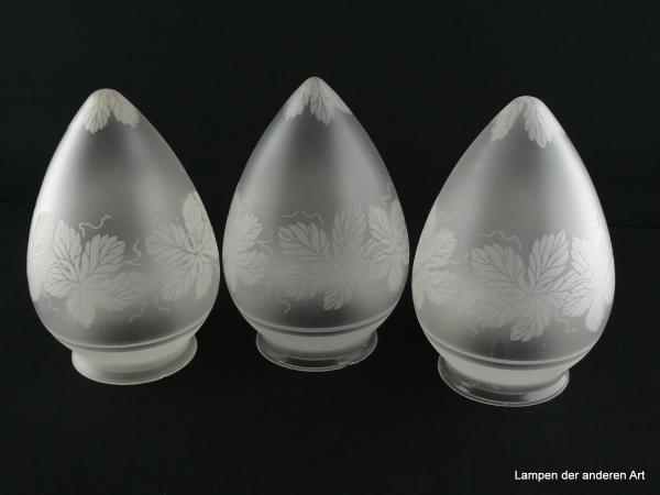 3-er Set Jugendstil Lampenschirm gebraucht, Glas grau satiniert, spitz zulaufende Zapfe, Spitze und Teile der Wandung mit geätzten Weinblättern und Ranktrieben dekoriert, Nostalgie Ersatzschirm D: ca.11cm, H: ca.17cm, Glashalter Griffrand 8cm