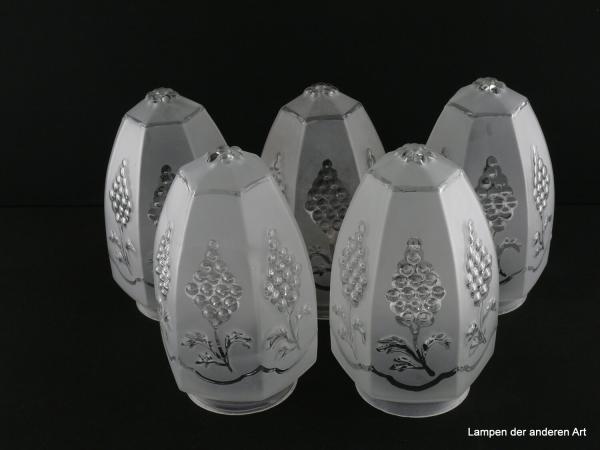 Jugendstil Lampenschirm gebraucht, Glas, Form einer Olive, kantige Wandung, auf sechs Flächen je eine klare plastische Weintraube umgeben von satiniertem Grund, finaler Abschluss Blume Klarglas, Nostalgie Ersatzschirm D: 11cm, H: 17cm, Glashalter 8cm