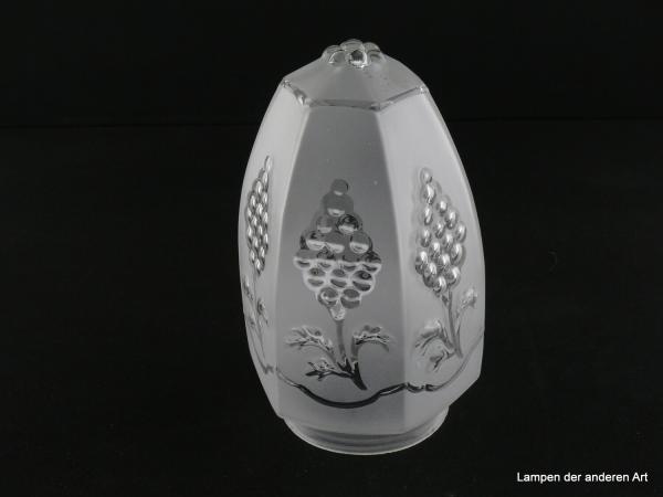 Jugendstil Lampenschirm gebraucht, Glas, Form einer Olive, kantige Wandung, auf sechs Flächen je eine klare plastische Weintraube umgeben von satiniertem Grund, finaler Abschluss Blume Klarglas, Ersatzschirm D: 11cm, H: 17cm, Glashalter 8cm, stehend