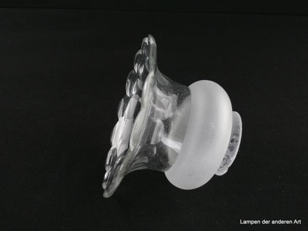 Jugendstil Lampenschirm gebraucht, Glas, obere Wandungszone satiniert, kugelartig ausgeformt, untere Wandungszone klar durchsichtig, blütenförmig gestaltet, herstellungsbedingte Glaseinschlüsse und Luftblasen, Griffrand 6cm, liegend