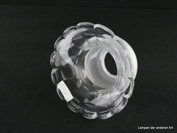 Jugendstil Lampenschirm gebraucht, Glas, obere Wandungszone satiniert, kugelartig ausgeformt, untere Wandungszone klar durchsichtig, blütenförmig gestaltet, herstellungsbedingte Glaseinschlüsse und Luftblasen, Griffrand 6cm,  von unten