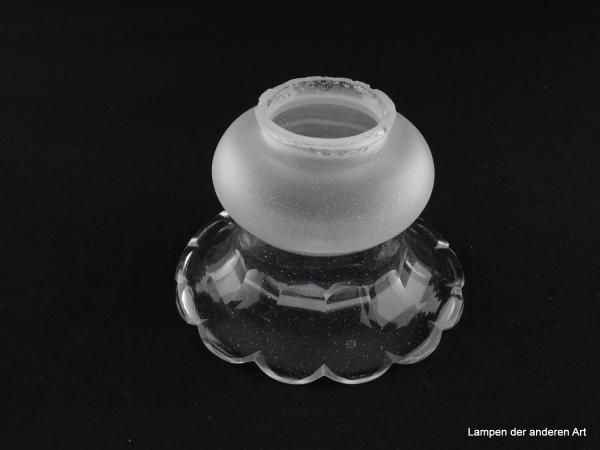 Jugendstil Lampenschirm gebraucht, Glas, obere Wandungszone satiniert, kugelartig ausgeformt, untere Wandungszone klar durchsichtig, blütenförmig gestaltet, herstellungsbedingte Glaseinschlüsse und Luftblasen, Griffrand 6cm, ein Chip am unteren Rand