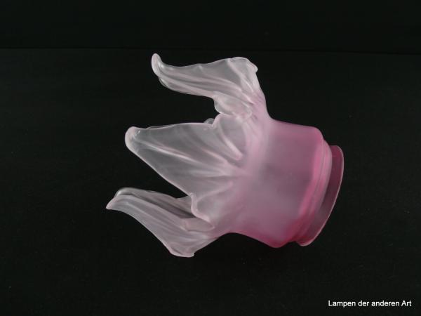 Jugendstil Lampenschirm gebraucht, seltene Form eines Nostalgieglases, satiniert, stilisierte Blüte mit spitz auslaufenden Blütenblättern, rosa Schaft, Ersatzglas für alte Lampen D: ca. 15cm, H: ca. 14cm, Glashalterand Griffrand 8cm, liegend