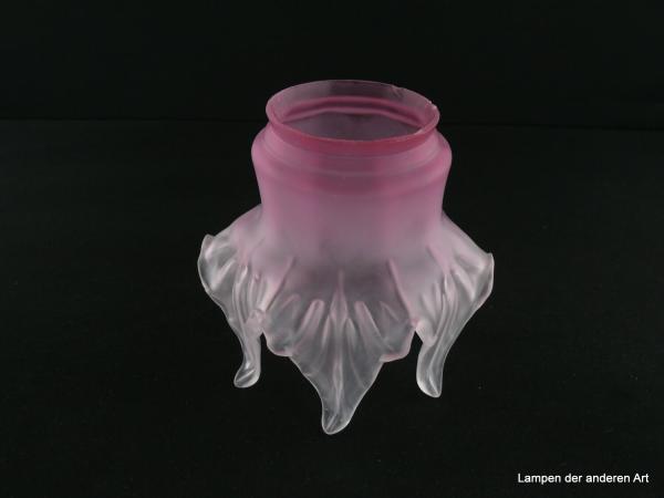 Jugendstil Lampenschirm gebraucht, seltene Form eines Nostalgieglases, satiniert, stilisierte Blüte mit spitz auslaufenden Blütenblättern, rosa Schaft, Ersatzglas für alte Lampen D: ca. 15cm, H: ca. 14cm, Glashalterand Griffrand 8cm