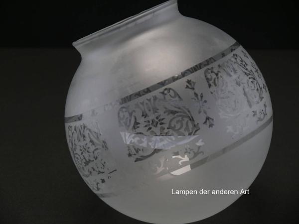 Jugendstil Lampenschirm, Nachfertigung, Kugel satiniert, in der Wandungsmitte zusätzlich mit geätztem Dekor aus stilisierten Blüten und Blumenranken, zwischen zwei Ringlinien eingefasst,  Ersatzglas H: 15cm, D: 15cm, Griffrand 8cm Detail
