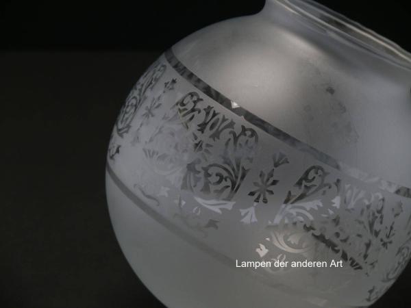 Jugendstil Lampenschirm, Nachfertigung, Kugel satiniert, in der Wandungsmitte zusätzlich mit geätztem Dekor aus stilisierten Blüten und Blumenranken, zwischen zwei Ringlinien eingefasst,  Ersatzglas H: 15cm, D: 15cm, Griffrand 8cm Ätzdekor