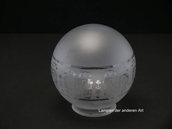 Jugendstil Lampenschirm, Nachfertigung, Kugel satiniert, in der Wandungsmitte zusätzlich mit geätztem Dekor aus stilisierten Blüten und Blumenranken, zwischen zwei Ringlinien eingefasst,  Ersatzglas H: 15cm, D: 15cm, Griffrand 8cm