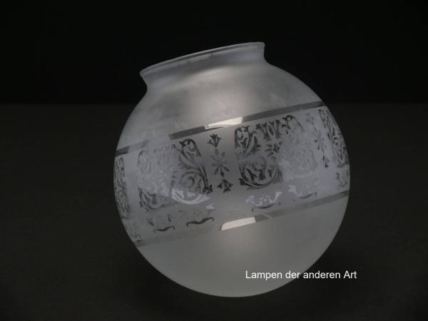 Jugendstil Lampenschirm, Nachfertigung, Kugel satiniert, in der Wandungsmitte zusätzlich mit geätztem Dekor aus stilisierten Blüten und Blumenranken, zwischen zwei Ringlinien eingefasst,  Ersatzglas H: 15cm, D: 15cm, Griffrand 8cm liegend