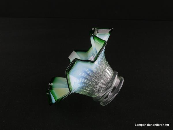 Jugendstil Lampenschirm gebraucht, Glas durchsichtig, ab Schirmmitte übergehend in weißes Milchglas, flaschengrüne Klarglasumrandung, kantige Ausformung, Nostalgie Ersatzglas für alte Lampen, D:  ca. 16cm, H: ca. 9cm, Glashalterand 6cm, liegend