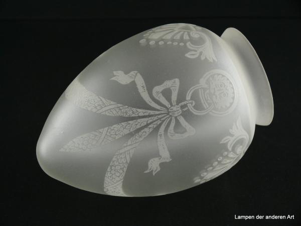 3-er Set Jugendstil Lampenschirm gebraucht, Glas grau satiniert, fast spitz zulaufende Zapfe, Wandung mit geätzten Motiven, die an historische Trachtengehänge erinnern dekoriert, Nostalgie Ersatzschirm D: ca.11cm, H: ca.17cm, Glashalter 8cm, liegend