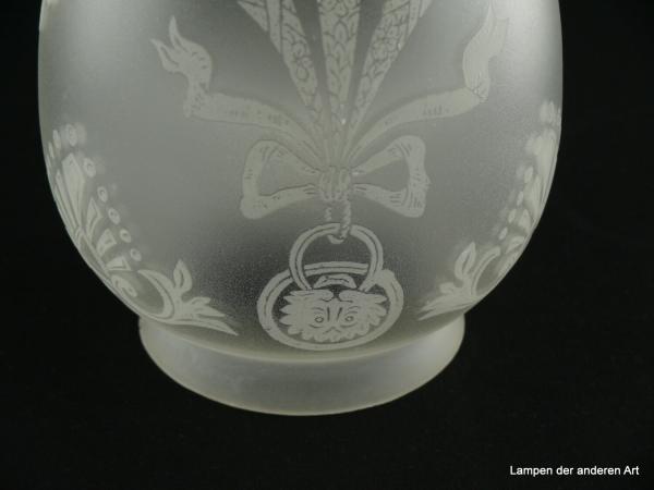 3-er Set Jugendstil Lampenschirm gebraucht, Glas grau satiniert, fast spitz zulaufende Zapfe, Wandung mit geätzten Motiven, die an historische Trachtengehänge erinnern dekoriert, Nostalgie Ersatzschirm, Glashalter 8cm, Detail Ätzmotiv