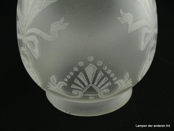 3-er Set Jugendstil Lampenschirm gebraucht, Glas grau satiniert, fast spitz zulaufende Zapfe, Wandung mit geätzten Motiven, die an historische Trachtengehänge erinnern dekoriert, Nostalgie Ersatzschirm, Griffrand 8cm, Detail Ätzdekor