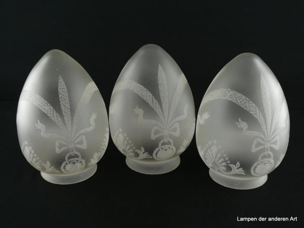 3-er Set Jugendstil Lampenschirm gebraucht, Glas grau satiniert, fast spitz zulaufende Zapfe, Wandung mit geätzten Motiven, die an historische Trachtengehänge erinnern dekoriert, Nostalgie Ersatzschirm D: ca.11cm, H: ca.17cm, Glashalter Griffrand 8cm